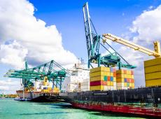 Containerschip in haven van Antwerpen