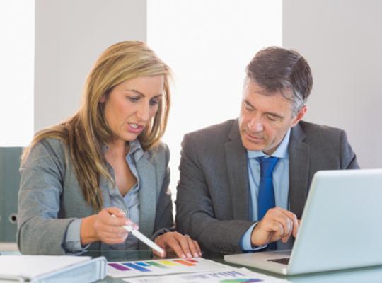 Vlaamse Regering bespaart jaarlijks half miljoen euro op medewerkers ex-ministers